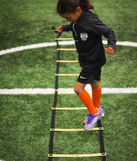 ISR Mini’s oefenen spelenderwijs met de bal tijdens de zondagochtendtraining